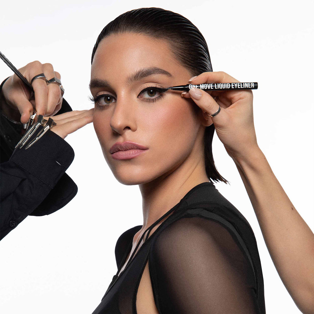 ONE MOVE LIQUID EYELINER BLACK